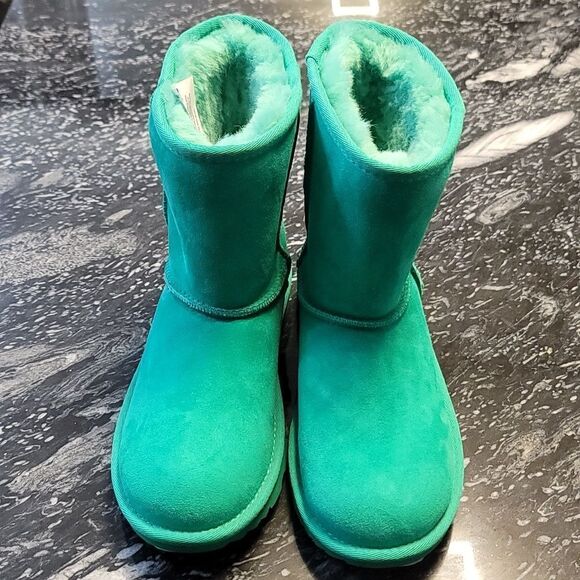 BRAND NEW UGG(r) CLASSIC SHORT II WATER RESISTANT GENUINE SHEARLING KIDS BOOT - Picture 5 of 16